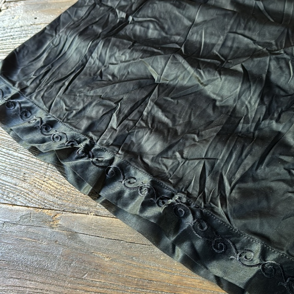 Vintage Vanity Faire black lace trimmed slip EVC size‎ S - Picture 8 of 9